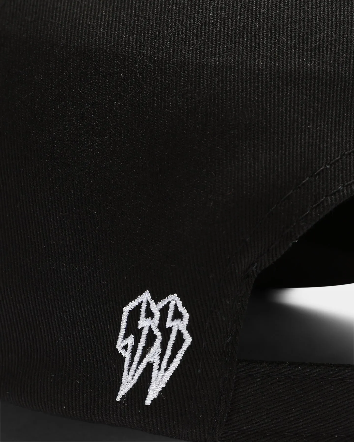 EN ES Strapback Black/White