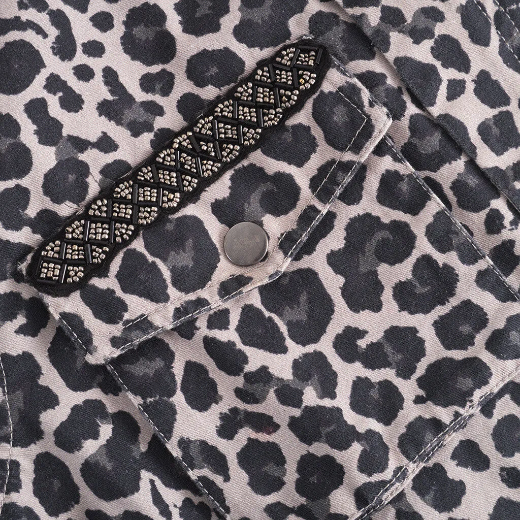 Jane jakke dekoreret med et smukt patch / 100162 - Grey leo print