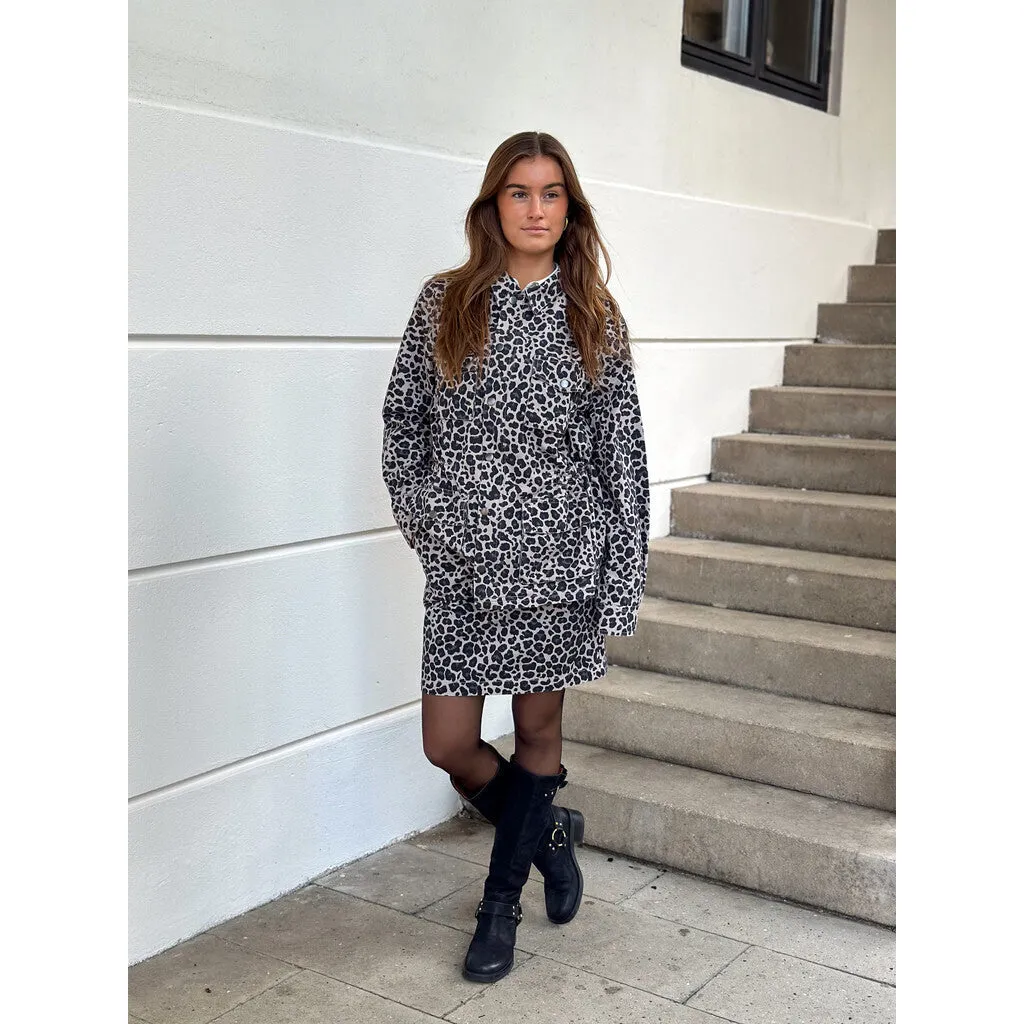 Jane jakke dekoreret med et smukt patch / 100162 - Grey leo print