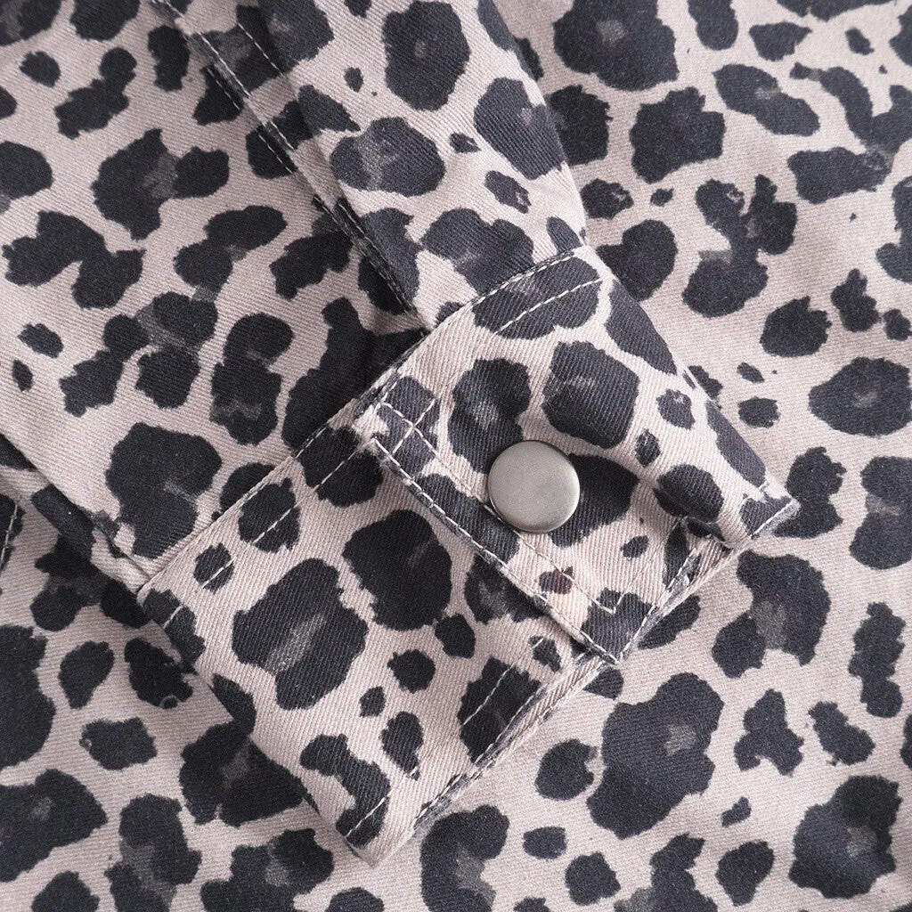 Jane jakke dekoreret med et smukt patch / 100162 - Grey leo print